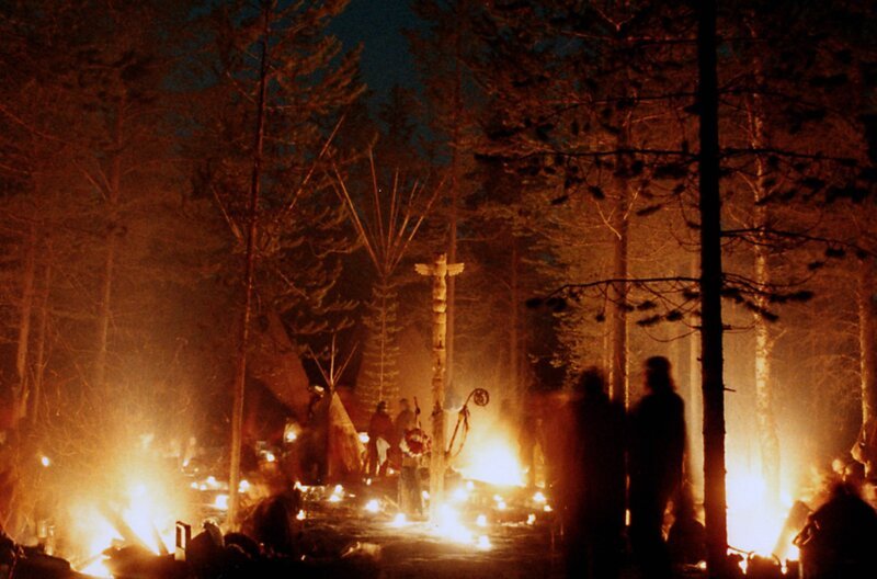 Ein Ritual, bei dem Geister gerufen werden sollten, in Lainio: Die Vorbereitungen dauerten mehrere Wochen, im ganzen Lager wurden Kerzen und Laternen aufgestellt. – Bild: Ilpo Okkonen