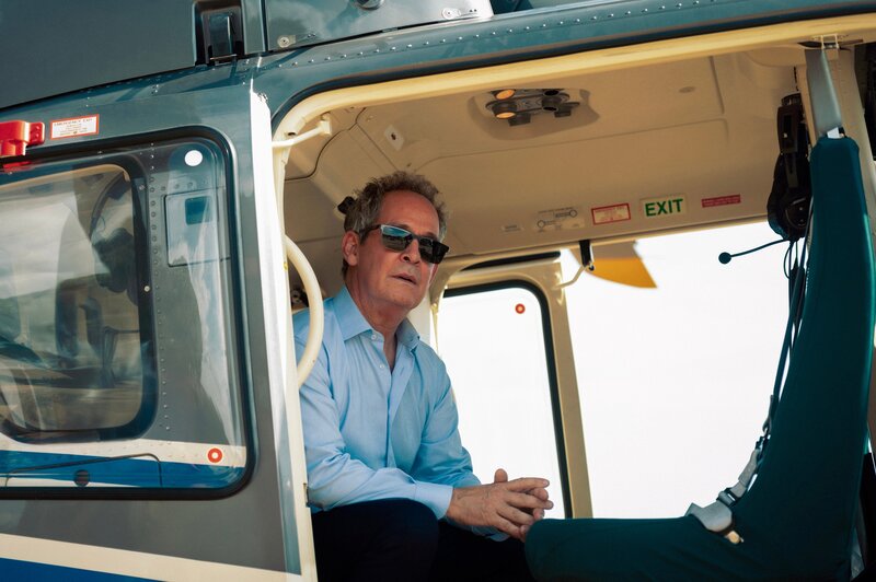 The Iris Affair is a tense and cinematic chase thriller that pits two brilliant minds against each other in a deadly game of hide and seek across Italy. When enigmatic genius Iris Nixon (Algar) cracks a string of complex online puzzles, sheís led to a piazza in Florence where she meets charismatic entrepreneur Cameron Beck (Hollander). He invites her to come and work for him to unlock a powerful and top-secret piece of technology. Her curiosity piqued, she accepts. But when Iris discovers its dangerous potential, she steals the journal containing the deviceís activation sequenceóand vanishes. What follows is a relentless pursuit, from a remote cabin in Sardinia through the bustling streets of Rome, as Cameron races to find Iris in a high-stakes game where trust is dangerous and failure could be catastrophic. – Bild: Sky UK