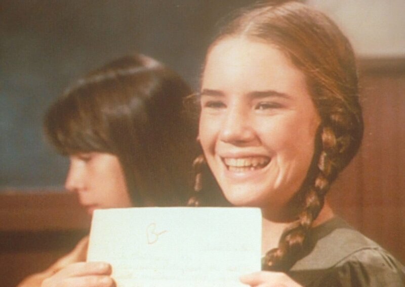 Laura (Melissa Gilbert) hat allen Grund zur Freude. Sie hat auf ihren Aufsatz eine gute Note bekommen. – Bild: Sat.1 Gold