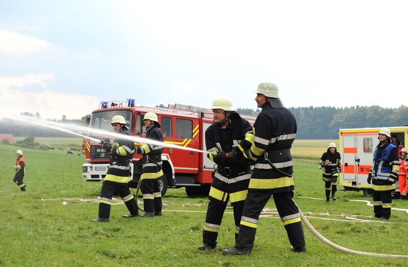 Xaver (Michael Schreiner) und die anderen Feuerwehrler geben ihr Bestes, um den Brand schnell unter Kontrolle zu bekommen. – Bild: BR/​Marco Orlando Pichler