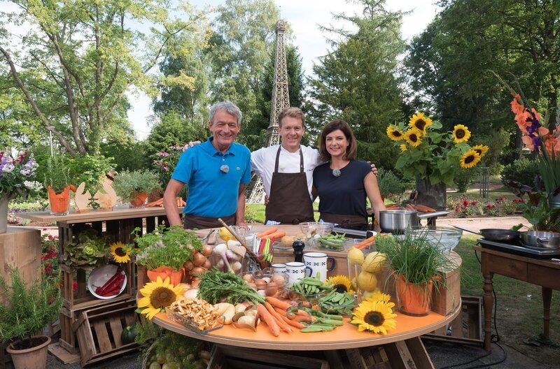 (v. l.) Michael Koch, Sternekoch Cliff Hämmerle und Verena Sierra – Bild: ZDF und SR/​Pasquale D’Angilillo