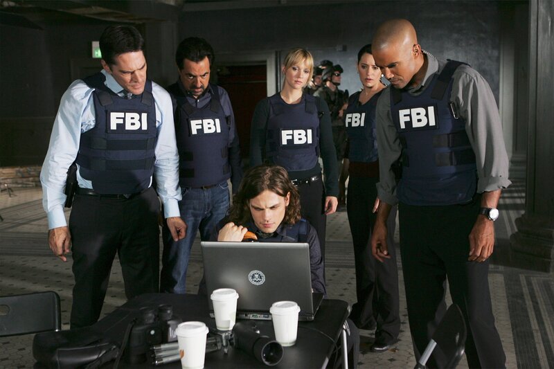 CRIMINAL MINDS – „100“ – When The Reaper returns for a final showdown, the BAU works together to catch him before he reaches SSA Hotchner’s family. THOMAS GIBSON, JOE MANTEGNA, MATTHEW GRAY GUBLER, AJ COOK, PAGET BREWSTER, SHEMAR MOORE – Bild: 13TH STREET /​ American Broadcasting Companies, Inc. /​ ABC STUDIOS /​ Monty Brinton