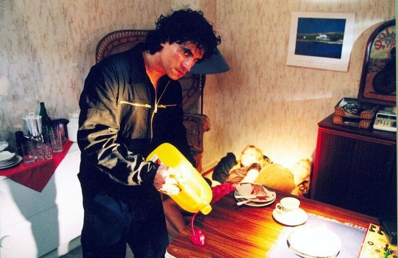 Jan Holting (Diego Wallraff) hat Gabi und Yvonne überwältigt und will die Wohnung in Brand stecken. – Bild: SAT.1 /​ Diane Krüger