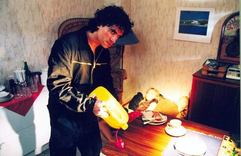 Jan Holting (Diego Wallraff) hat Gabi und Yvonne überwältigt und will die Wohnung in Brand stecken. – Bild: SAT.1 /​ Diane Krüger