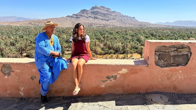 Mona Ameziane mit Tourguide Bouchaib Jakanti über der Oase im Draa-Tal in Marokko. – Bild: ZDF und HR/​Tanja Höschele