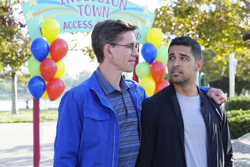 Fälschlicherweise spendet Torres (Wilmer Valderrama, r.) 5.000 Dollar statt 50 an die wohltätige Initiative von Palmer (Brian Dietzen, l.). Kommt er aus der Sache irgendwie wieder raus? – Bild: PLURIMEDIA (CBS Broadcasting Inc.)