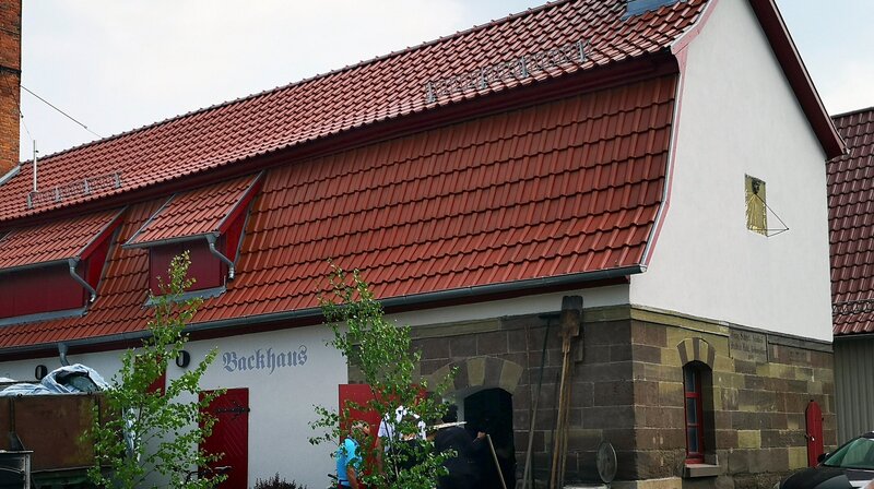 Wie in vielen Grabfelder Dörfern gibt es auch in Bedheim ein historisches Back- und Brauhaus, in dem tatsächlich noch gebraut und gebacken wird … – Bild: MDR/​Steffi Peltzer-Büssow