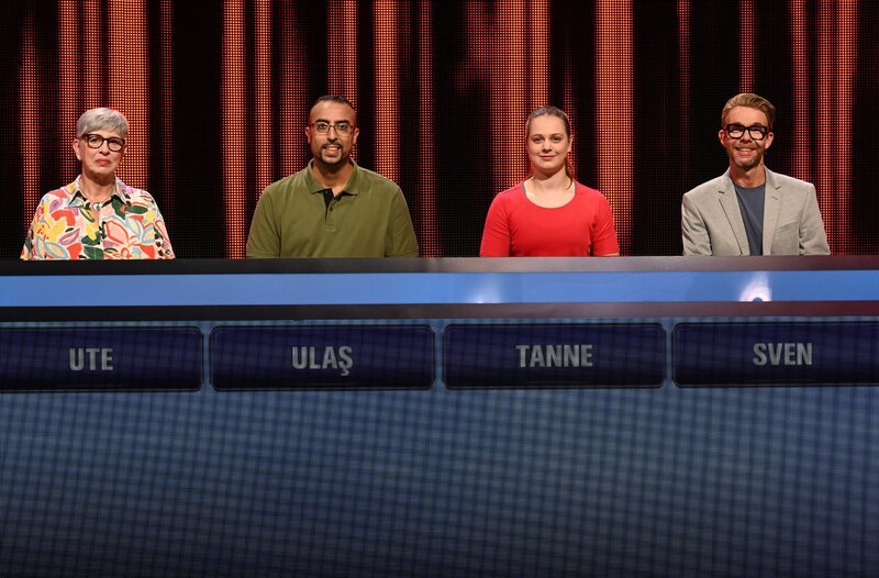 Die Kandidat:innen (v.l.n.r. am Panel): Ute Engels, Ulas Bay, Tanne Von Bahder und Sven Kjär. – Bild: ARD/​Uwe Ernst