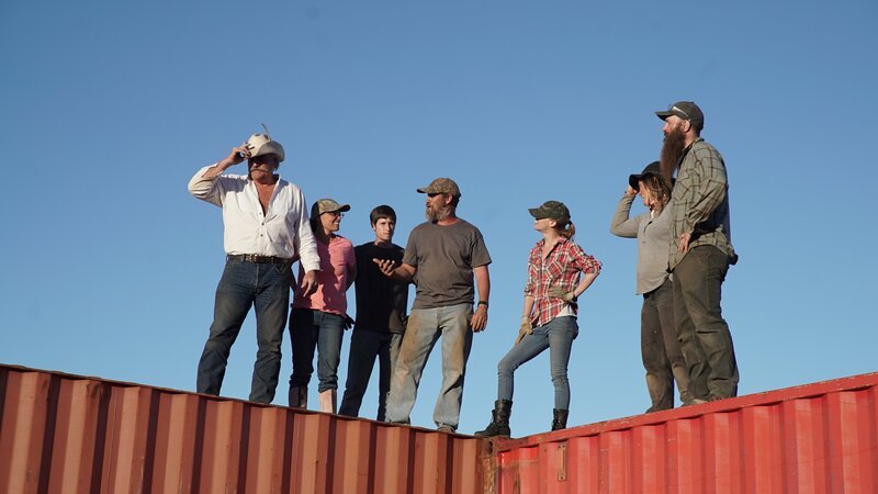 The Raney family talks to the Crownover family. – Bild: Discovery Communications