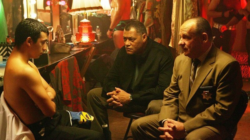 Ihre Ermittlungen führen Dr. Raymond Langston (Laurence Fishburne, Mi.) und Captain Brass (Paul Guilfoyle, re.) in das „Lucha Libre“, einem Ort, an dem eine spezielle Kampfart ausgeübt wird. Kannte einer der Sportler das Opfer Sylvia Mallick? – Bild: MG RTL D /​ CBS