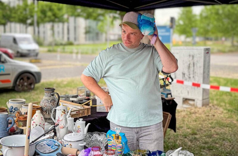 Wenn drei Comedians sich batteln „Wer ist am beschissensten dran?“, dann sind wir bei „Ein Blinder, ein Lahmer, ein Tauber“! In der Comedy-Reality Doku kämpfen der blinde Comedian Timur Turga, der taube Comedian Okan Seese und Schauspieler und Comedian Tan Caglar, der im Rollstuhl sitzt, um diesen zweifelhaften Titel! - Okan – Bild: MDR/Sonja Bald Wenn drei Comedians sich batteln „Wer ist am beschissensten dran?“, dann sind wir bei „Ein Blinder, ein Lahmer, ein Tauber“! In der Comedy-Reality Doku kämpfen der blinde Comedian Timur Turga, der taube Comedian Okan Seese und Schauspieler und Comedian Tan Caglar, der im Rollstuhl sitzt, um diesen zweifelhaften Titel! - Okan – Bild: MDR/Sonja Bald