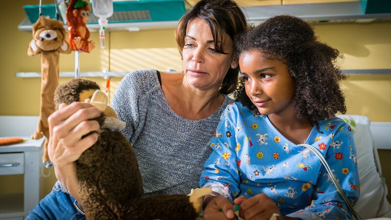 Frau Dr. Jonas (Gerit Kling, l.) versucht, das Vertrauen ihrer kleinen Patientin (Rokhaya Boye, r.) zu gewinnen. Sie möchte herausfinden, wer die Kleine ist und wo sie ihren Vater finden kann. – Bild: ZDF und Boris Laewen