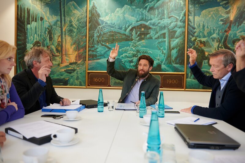 Für Bürgermeister Schorschi Striebel (Sebastian Edtbauer, M.) zeichnet sich ein Erfolg für seinen Antrag ab, zumal sich Vinz Huber (Michael Roll, r.) zögernd seinem Vorschlag anschließt. – Bild: WALTER_WEHNER /​ ZDF