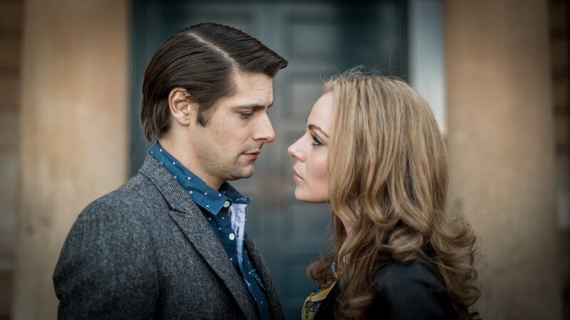 Phillip Paige (Ryan Johnson, l.); Joan Millar (Jessica Marais, r.) – Bild: Sat.1 emotions