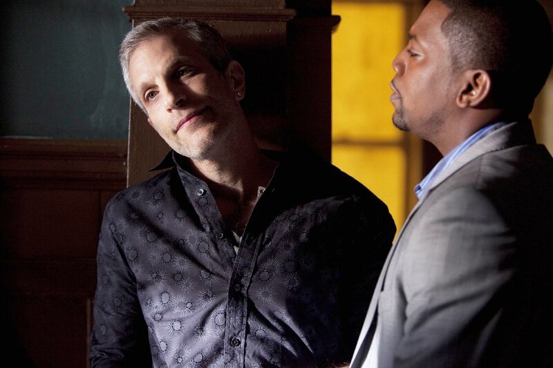 Agent Ben Reynolds (Mekhi Phifer) findet schließlich den Aufenthaltsort des vermissten Mädchens heraus. Es ist eine heruntergekommene Villa, deren Besitzer Larry (Jon Sklaroff, l.) den Jugendlichen Unterschlupf aber auch Drogen bietet. – Bild: MG RTL D /​ Fox