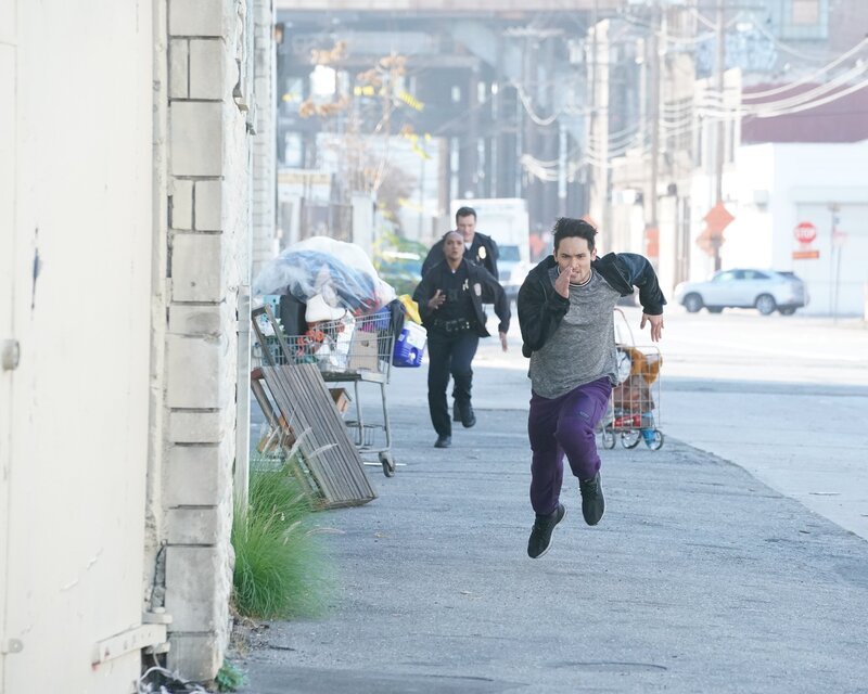 John Nolan (Nathan Fillion) und Lucy Chen (Melissa O’Neil) verfolgen den Tatverdächtigen Cheetah (Chris Cortez). – Bild: ZDF und Richard Cartwright