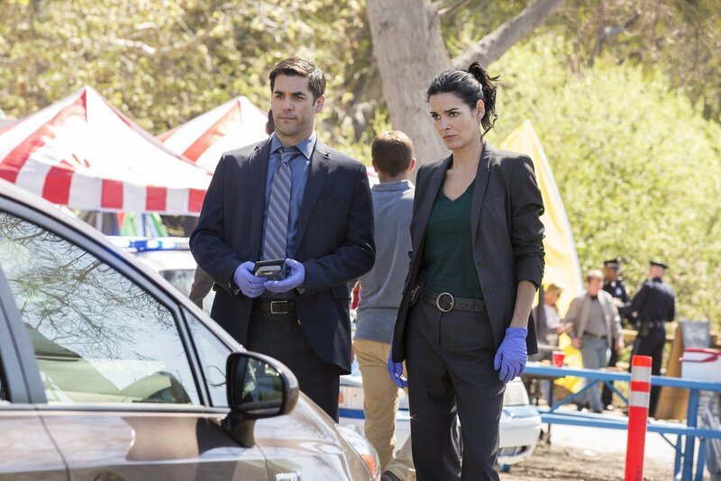 Frankie Rizzoli Jr. (Jordan Bridges) und Jane Rizzoli (Angie Harmon) ermitteln. – Bild: PLURIMEDIA (Warner Bros Television)