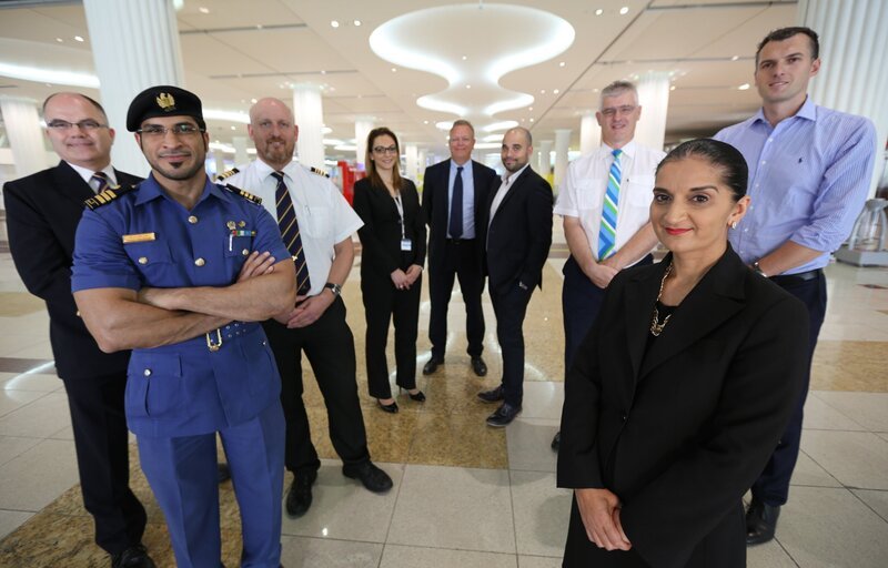 DUBAI – Group shot of main Ultimate Airport Dubai 3 contributors in T3 including Andrew Clarke, Hassan Ibrahim, Mel Sabharwal, Myles Jones, Carl Knight, Jo di Biasi, Phil Marques, Georg Brömmer and Andrew Tetley. – Bild: National Geographic Channels /​ John Bonny