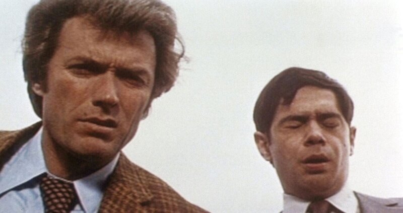 Kriminalkommissar Harry Callahan (Clint Eastwood, l.) und vor allem sein junger Partner Chico (Reni Santoni, r.) sind beim Anblick der Leiche bestürzt … – Bild: PRO7 /​ ProSieben Media AG
