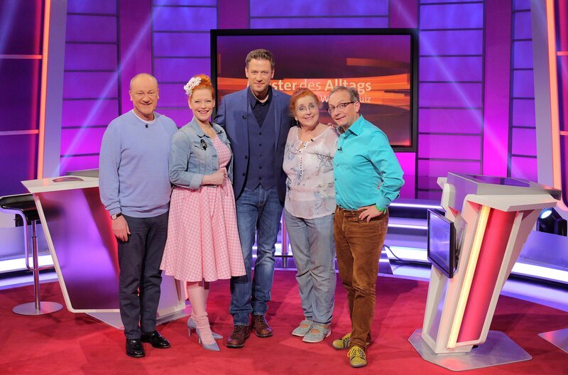 ARD/​SWR MEISTER DES ALLTAGS, „Das Wissensquiz“. Moderator Florian Weber stellt in seinem SWR Wissensquiz „Meister des Alltags“ die Alltagstauglichkeit seiner prominenten Kandidaten auf die Probe. v.li.: Bodo Bach, Enie van de Meiklokjes, Florian Weber, Alice Hoffmann und Wigald Boning. – Bild: SWR/​Peter A. Schmidt