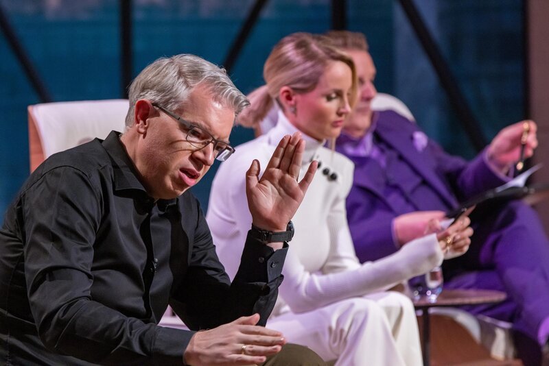 Investor Frank Thelen nimmt die Nachrichtenverschlüsselungs-App IRONDOTS genau unter die Lupe. – Bild: RTL /​ Bernd-Michael Maurer