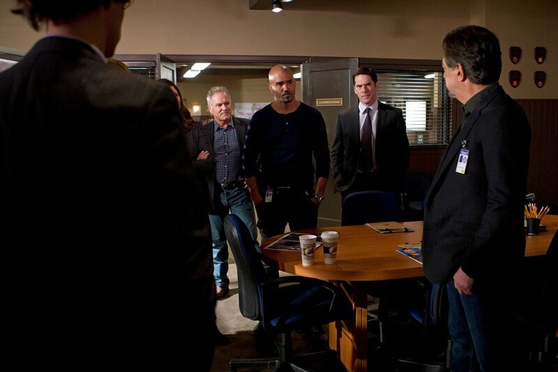 Reid (Matthew Gray Gubler, l.), Morgan (Shemar Moore, M.), Hotch (Thomas Gibson, 2.v.r.) und Rossi (Joe Mantegna, r.) werden nach Rapid City gerufen, um Detective Tom Landry (John Posey, 2.v.l.) bei der Aufklärung eines neuen Falls behilflich zu sein … – Bild: American Broadcasting Companies, Inc.