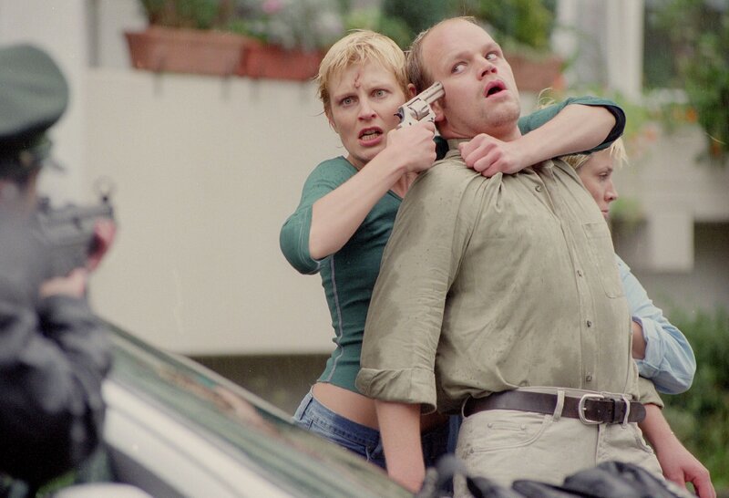 Die Vattke-Schwestern (Mi. Sanna Englund, re. verdeckt Judith Sehrbrock) kommen mit Dr. Stein (Atto Suttarp) als vermeintliche Geisel raus und wollen zu ihrem Fluchtwagen. – Bild: RTL