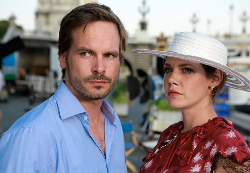 Der Regisseur Mathieu Salmi (Wanja Mues) und die Schauspielerin Caroline Becker (Felicitas Woll) teilen ein Geheimnis. – Bild: ARD Degeto/​Dennis Satin