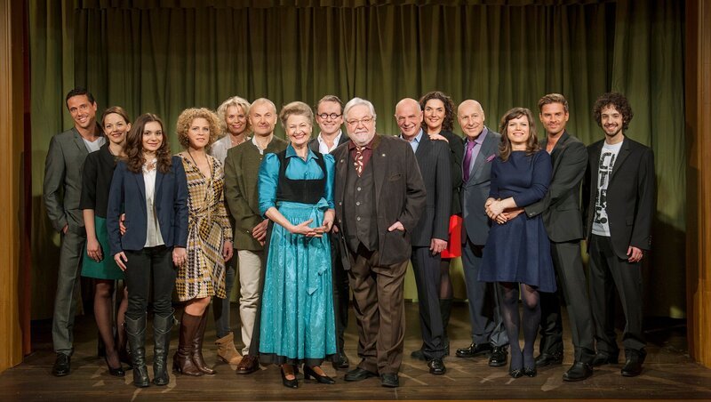 Familienfoto im Nebensaal der Dorfkneipe „Löwen“: v.li.n.re.: Matthias (Markus Pfeiffer), Sophie (Janina Flieger), Jenny (Julia Obst), Bea (Christiane Brammer), Kati (Christiane Bachschmidt), Karl (Peter Schell), Johanna (Ursula Cantieni), Bernhard (Karsten Dörr), Hermann (Wolfgang Hepp), Heinz (Thomas Meinhardt), Monique (Anne von Linstow), Franz (Edgar-M. Marcus), Eva (Lucy Muhr), Andreas (Ralph Gassmann) und Albert (Alessio Hirschkorn). – Bild: SWR/​Stephanie Schweigert /​ SWR-Pressestelle/​Fotoredaktion