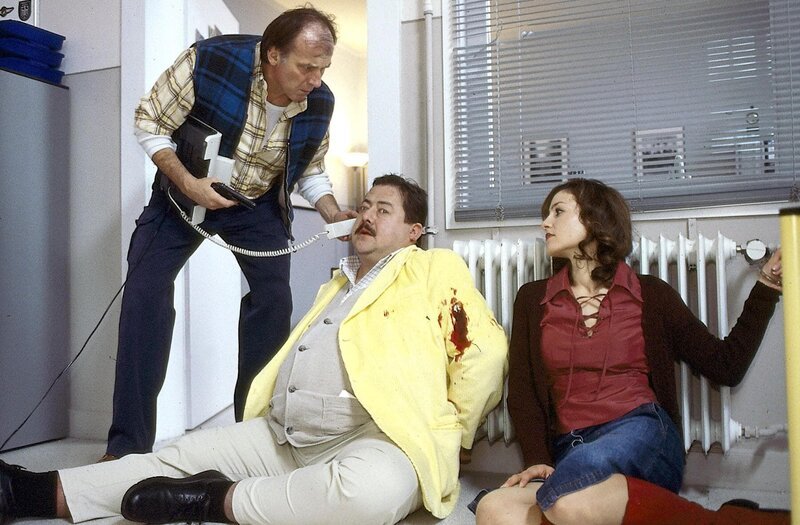 Der jähzornige Hermann Wildgruber passt sehr genau auf, dass Kommissar Hofer am Telefon keine verschlüsselte Botschaft nach außen bringt (v.l.n.r.: Wolfgang Fierek, Joseph Hannesschläger, Marisa Burger). – Bild: ORF/​Christian A. Rieger