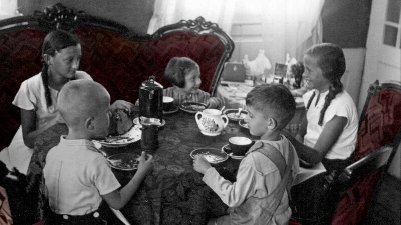 Wohnzimmer von Familie Benesi in Erlangen: Vor den Novemberpogromen feiert die Familie den Geburtstag von Hildegard Benesi. – Bild: Erlangen Stadtarchiv