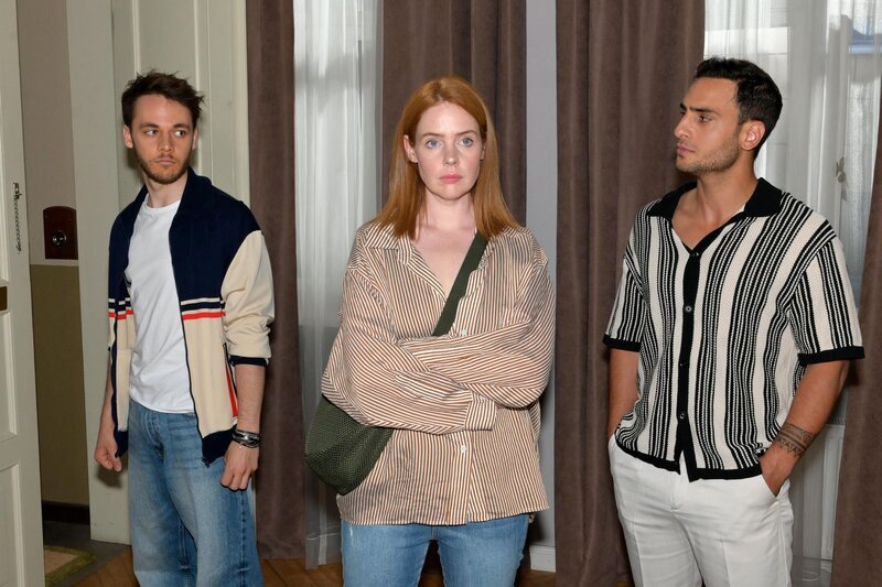 Nihat (Timur Ülker, r.) kann sich nicht erklären, weshalb Toni (Olivia Marei) so abweisend auf Robin (Fabian Hanis) reagiert. – Bild: RTL /​ Rolf Baumgartner