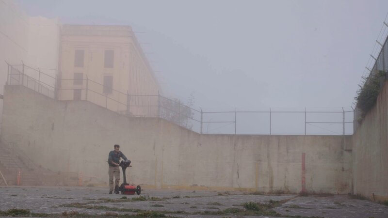 Rob Nelson uses Ground Penetrating Radar to look for tunnels in the Alcatraz rec yard. – Bild: Science Channel /​ Discovery Communications