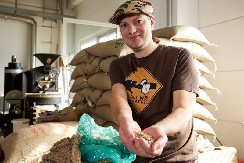 Oliver Goetz, Inhaber, im „Alt Wien Kaffee“ – Bild: ServusTV