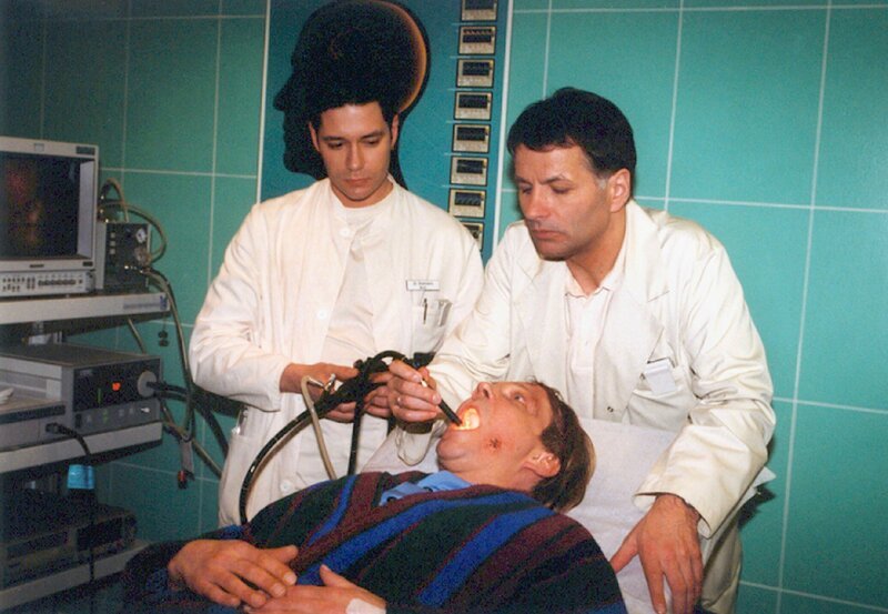 Dr. Heilmann (Thomas Ruehmann, rechts) und Dr. Brentano (Thomas Koch, links) sind ratlos. Das Krankheitsbild des LKW-Fahrers Joseph Bauers (Matti Wien) verschlimmert sich zunehmend. – Bild: NDR/​MDR