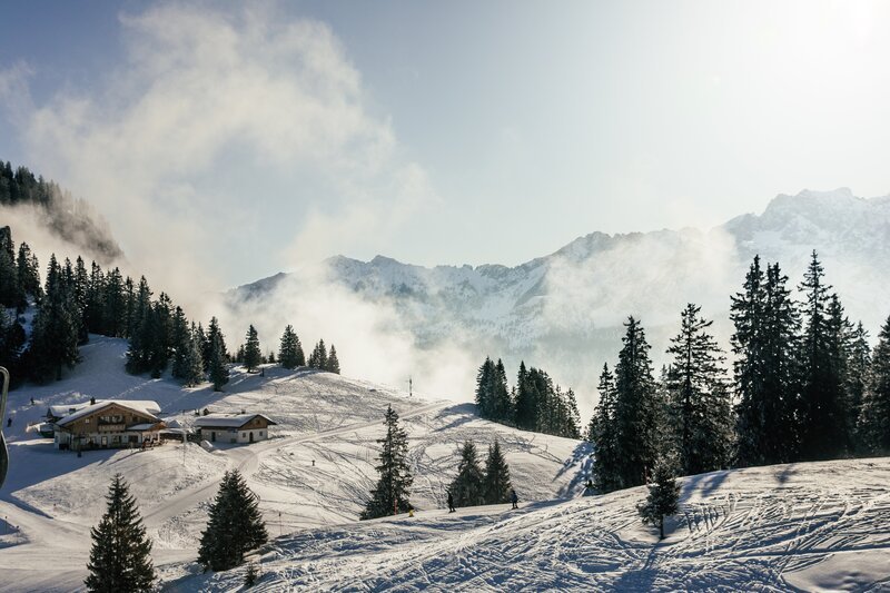 Skifahren in den bayerischen Alpen. – Bild: Fabian Stoffers /​ BR