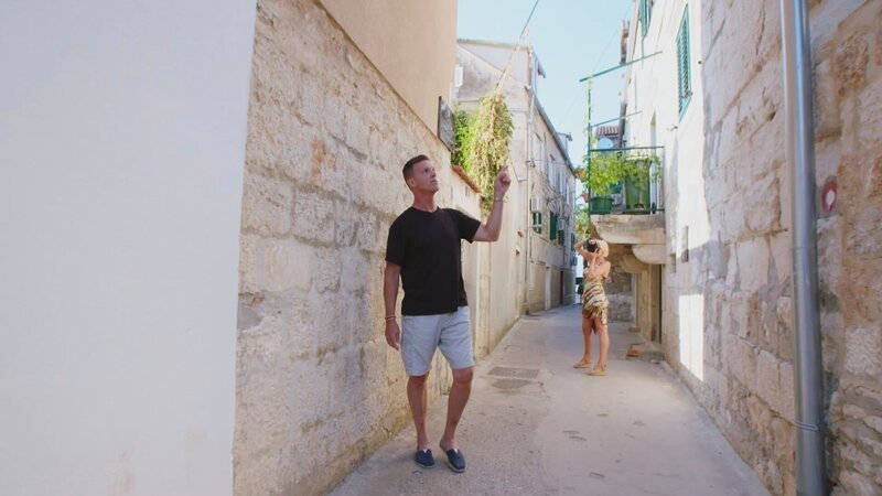 Dieses Paar folgt dem Traum von einem Leben in Kroatien und verlässt dafür die USA. Sie wollen Quality-Time mit Familie und Freunden nahe dem Meer verbringen. – Bild: Warner Bros. Discovery