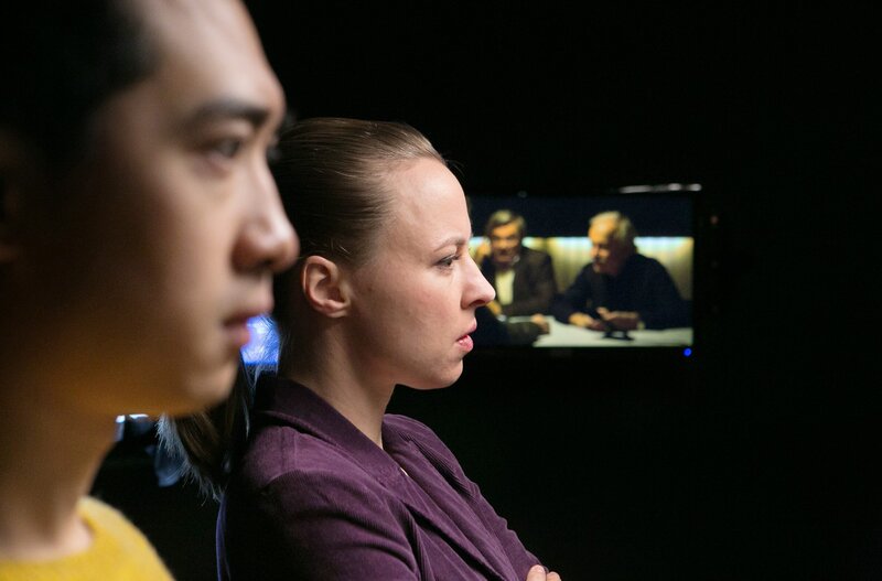 Dezernatsleiterin Vicky Adam (Katja Danowski, r.) und Kommissarsanwärter Hui Ko (Aaron Le, l.) beobachten das Verhör. – Bild: MDR/​ARD/​Kai Schulz