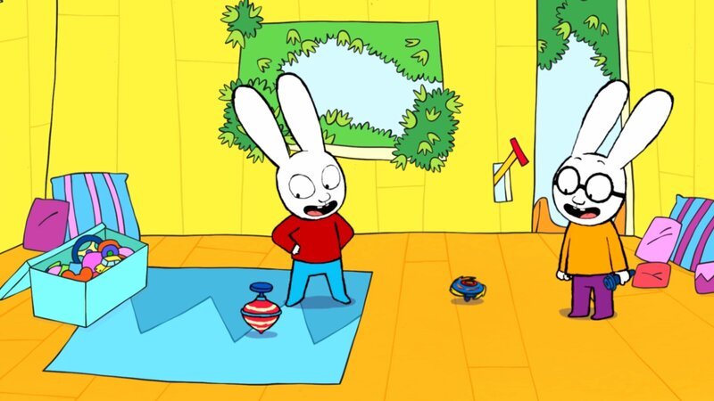 Simon (l.) und Ferdinand (r.) haben viel Spaß dabei, ihre Kreisel im Baumhaus herumwirbeln zu lassen. – Bild: ZDF und GO-N Productions