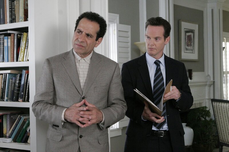 Durch eine moderne DNS-Analyse gibt es in einem Fall, den Monk (Tony Shalhoub, l.) vor 14 Jahren bearbeitet hat, eine überraschende Wendung. Hat Monk damals einen Fehler gemacht? (r. Jason Gray-Stanford als Lt. Randall Disher) – Bild: RTLplus
