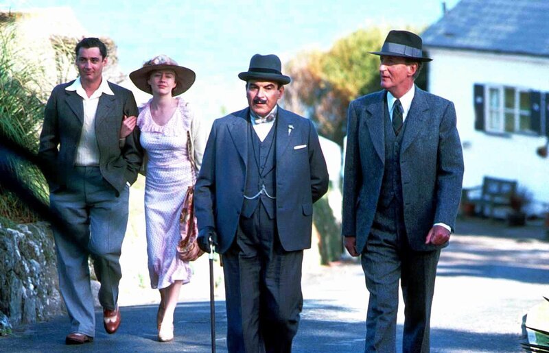 Vorne, v.li.: Hercules Poirot (David Suchet), Hastings (Hugh Fraser) – Bild: One