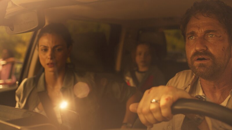 L – R: Allison Garrity (Morena Baccarin), Nathan Garrity (Roger Dale Floyd), John Garrity (Gerard Butler) – Bild: Daniel McFadden /​ Courtesy of STXfilms