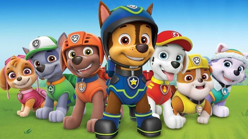 Die Welpen (v.l.) Skye, Rocky, Zuma, Chase, Marshall, Rubble und Everest gehören zur mutigen und cleveren Paw Patrol, die dringende Rettungseinsätze übernimmt. Mit ihren verschiedenen Fähigkeiten lösen sie jede Krise! – Bild: Spin Master PAW Productions Inc. /​ Viacom International Inc.