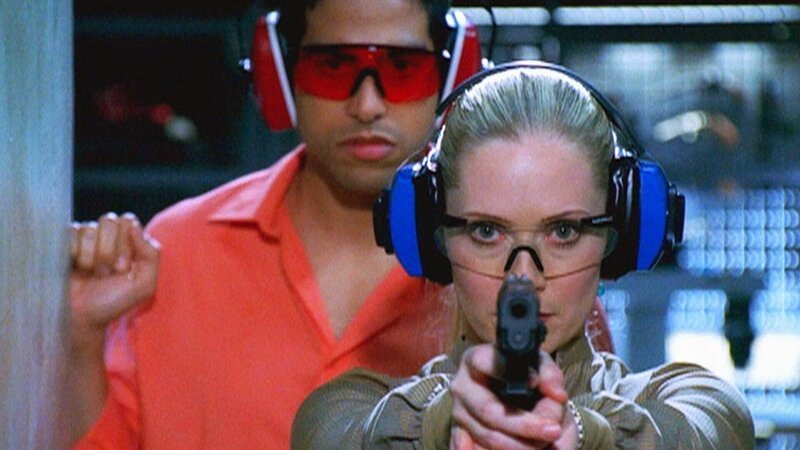 Zwei Mädchen wurden unabhängig voneinander durch einen Kopfschuss getötet. Calleigh (Emily Procter) testet auf dem Schießstand, ob die gefundene Waffe bei beiden Morden eingesetzt wurde. (li. Adam Rodriguez als Eric) – Bild: TVNOW /​ CBS