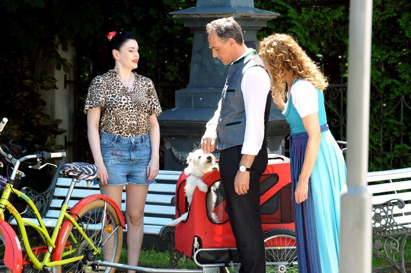 Mike lüftet sein Geheimnis, dass er Bruni mit Leckerlis bestochen hat, um sie in den Anhänger zu kriegen. Von links: Tina (Anita Eichhorn), Mike (Harry Blank), Annalena (Heidrun Gärtner). – Bild: Marco Orlando Pichler /​ BR