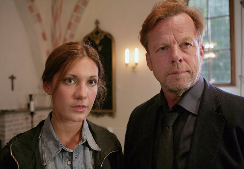 Kommissar Wallander (Krister Henriksson) und seine Kollegin Isabell (Nina Zanjani) ermitteln in einem Mädchenpensionat. – Bild: ARD Degeto/Yellow Bird/Nille Leander Kommissar Wallander (Krister Henriksson) und seine Kollegin Isabell (Nina Zanjani) ermitteln in einem Mädchenpensionat. – Bild: ARD Degeto/Yellow Bird/Nille Leander