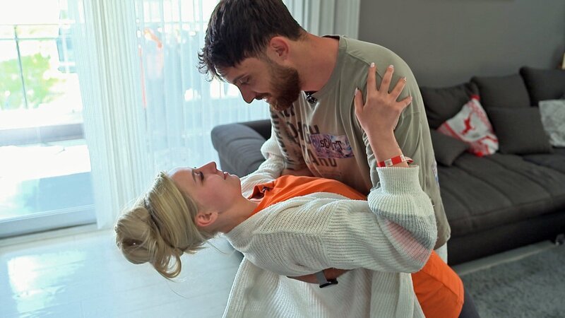 Einen Tag vor der großen Hochzeit proben Loredana und Servet ihren Tanz nochmal. – Bild: RTLZWEI