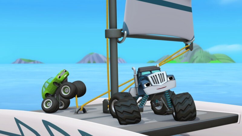 Bei einer Segeltour fordert Crusher (re.) die anderen Trucks plötzlich zu einem Wettrennen heraus. Dabei geht alles schief und sie stranden auf einer einsamen Insel (Pickle, l.) – Bild: ViacomCBS