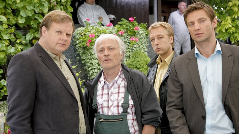 Am Tatort treffen Hartl (Michael A. Grimm, l.), Hansen (Igor Jeftic, r.) und Mohr (Max Müller, 2.v.r.) auf Gärtner Hubert Behrend (Gerhard Acktun, 2.v.l.), der über den Tod seiner Arbeitgeberin nicht erschüttert scheint. – Bild: ZDF und Christian A. Rieger