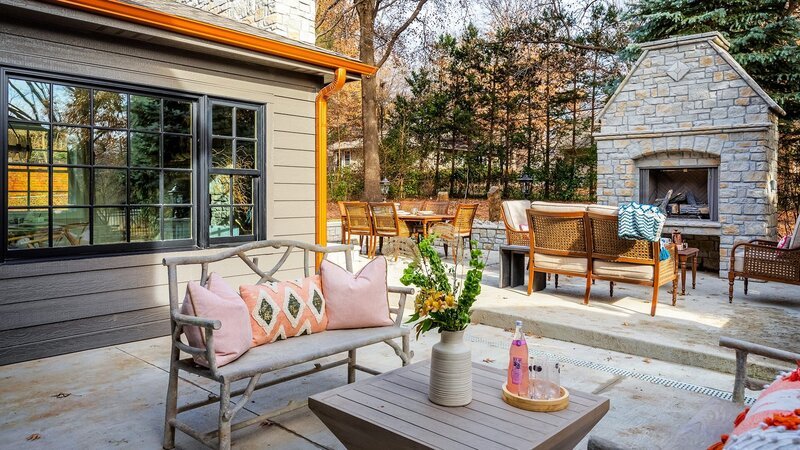 Tamara Day möchte aus einem Haus im Ranch-Stil von 1950 eine Villa im Millionenwert machen. Dafür soll der Grundriss geöffnet und ein ganzes Stockwerk hinzugefügt werden. Auch die Fassade erneuert die Expertin mithilfe ihres Vaters Ward. Unvorhersehbare Schwierigkeiten wie ein Unwetter und ein alter Kamin schränken Tamaras kreative Ideen jedoch ein und sie muss ihre Pläne und ihr Budget überdenken. – Bild: HGTV